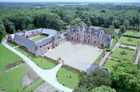 GITE DANINOU; meublé 3 chambres avec terrasse (1er étage du château) , salon et cuisine ouverte